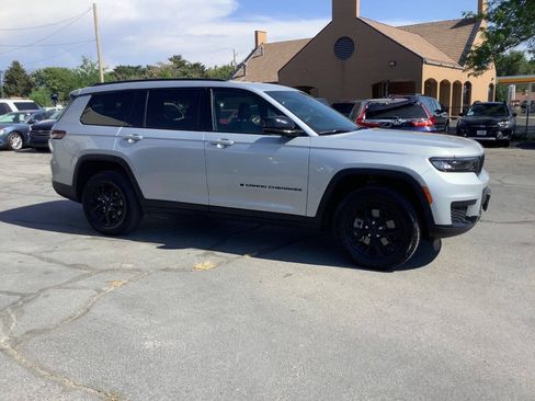 Used 2025 Jeep Grand Cherokee L Laredo AWD/4WD image 11