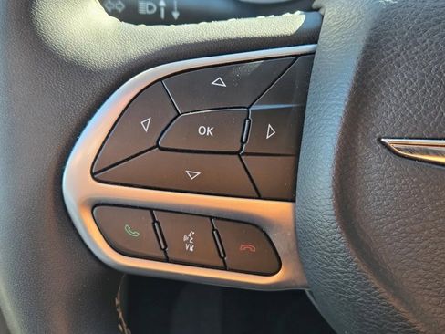 Used 2024 Chrysler Pacifica Select image 15