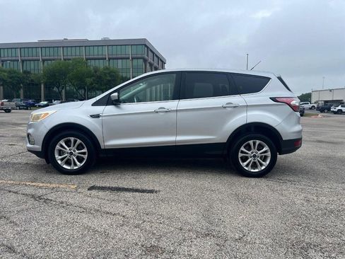 Used 2017 Ford Escape SE image 2