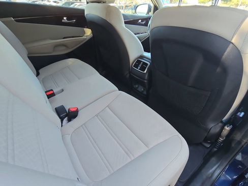Used 2019 Kia Sorento LX w/ LX Convenience Package image 11