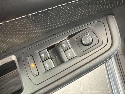 Used 2025 Volkswagen Atlas Cross Sport SE FWD image 13