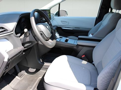 Used 2026 Toyota Sienna LE FWD image 9