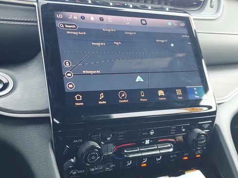 Used 2024 Jeep Grand Cherokee L Limited image 17