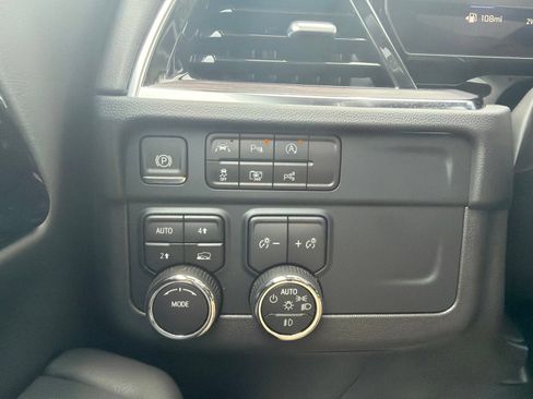 Used 2025 Chevrolet Suburban LT w/ Comfort Package AWD/4WD image 18