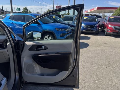 Used 2017 Chrysler Pacifica LX FWD image 28