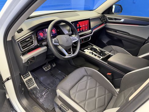 Used 2024 Volkswagen Atlas Peak Edition SEL AWD/4WD image 11