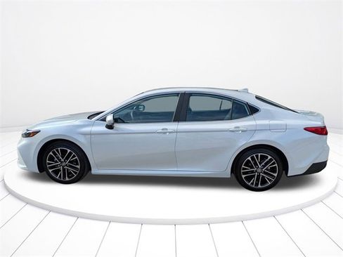 Used 2025 Toyota Camry XLE image 7