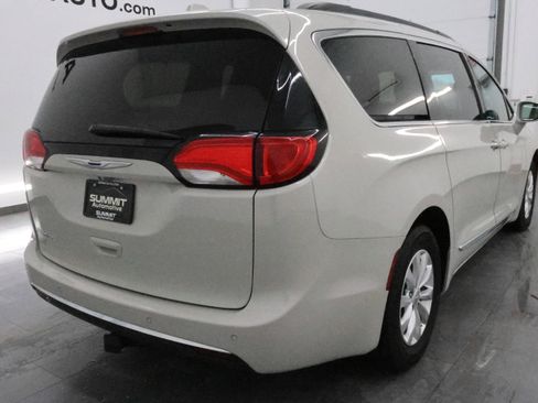 Used 2017 Chrysler Pacifica Touring-L w/ 13 Speaker Alpine Sound Group image 4