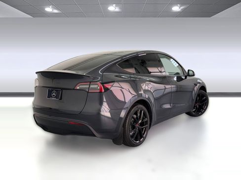 Used 2024 Tesla Model Y 2WD image 8