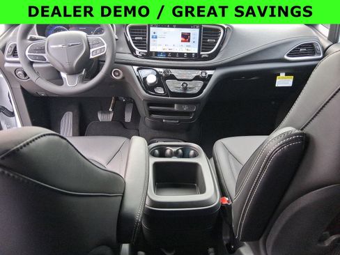 New 2026 Chrysler Pacifica Select image 11