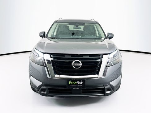 Used 2024 Nissan Pathfinder SV image 2