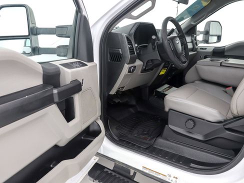 Used 2017 Ford F550 2WD Regular Cab Super Duty image 19