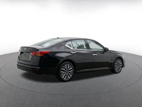 Used 2025 Nissan Altima 2.5 SV FWD image 11