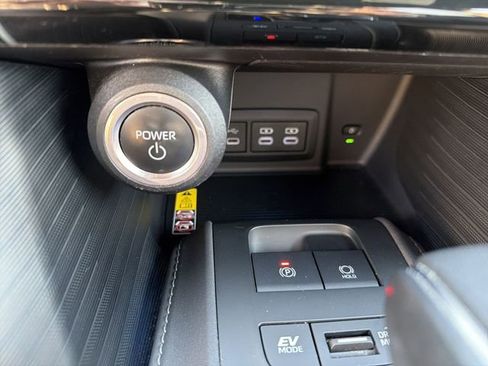 Used 2023 Toyota Venza Limited image 15