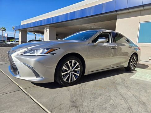 Used 2019 Lexus ES 300h w/ Accessory Package 2 FWD image 2