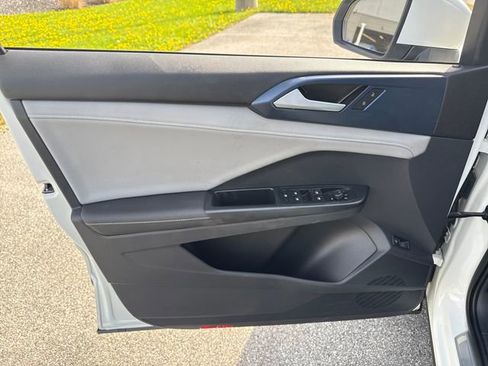 Used 2024 Volkswagen Taos SE image 23