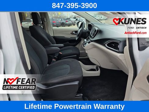 Used 2022 Chrysler Voyager LX image 36