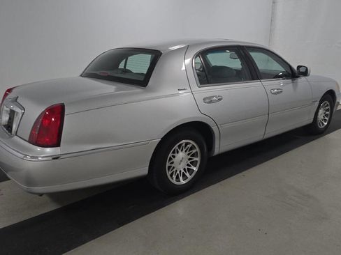 Used 2000 Lincoln Town Car Signature image 5