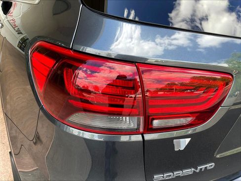 Used 2020 Kia Sorento LX FWD image 23