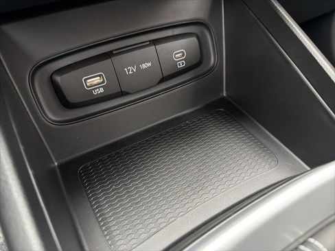 Certified 2025 Hyundai Venue SE image 25