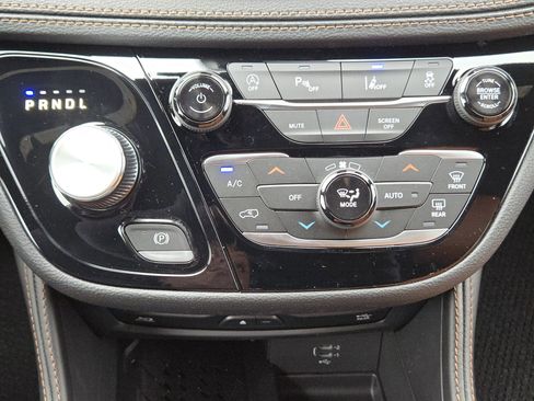 New 2026 Chrysler Pacifica Pinnacle image 16