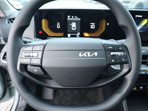 New 2025 Kia K4 LXS image 30