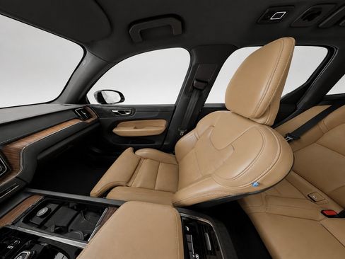 Certified 2023 Volvo XC60 B5 Ultimate w/ Climate Package FWD image 24