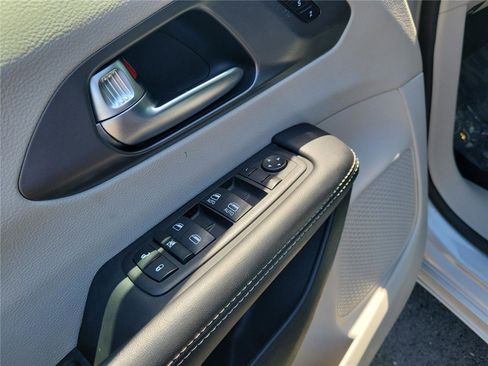 Used 2023 Chrysler Pacifica Touring-L FWD image 20