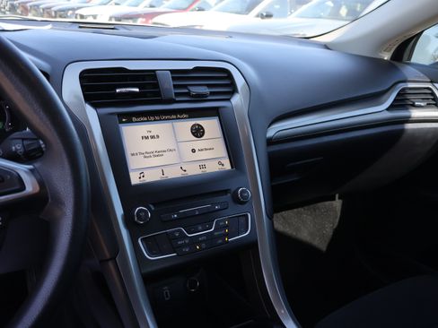Used 2018 Ford Fusion SE FWD image 32