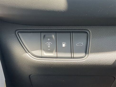 Used 2025 Genesis G70 2.5T image 23