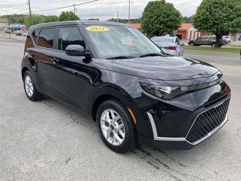 Used 2024 Kia Soul LX w/ Option Group 015 FWD image 3