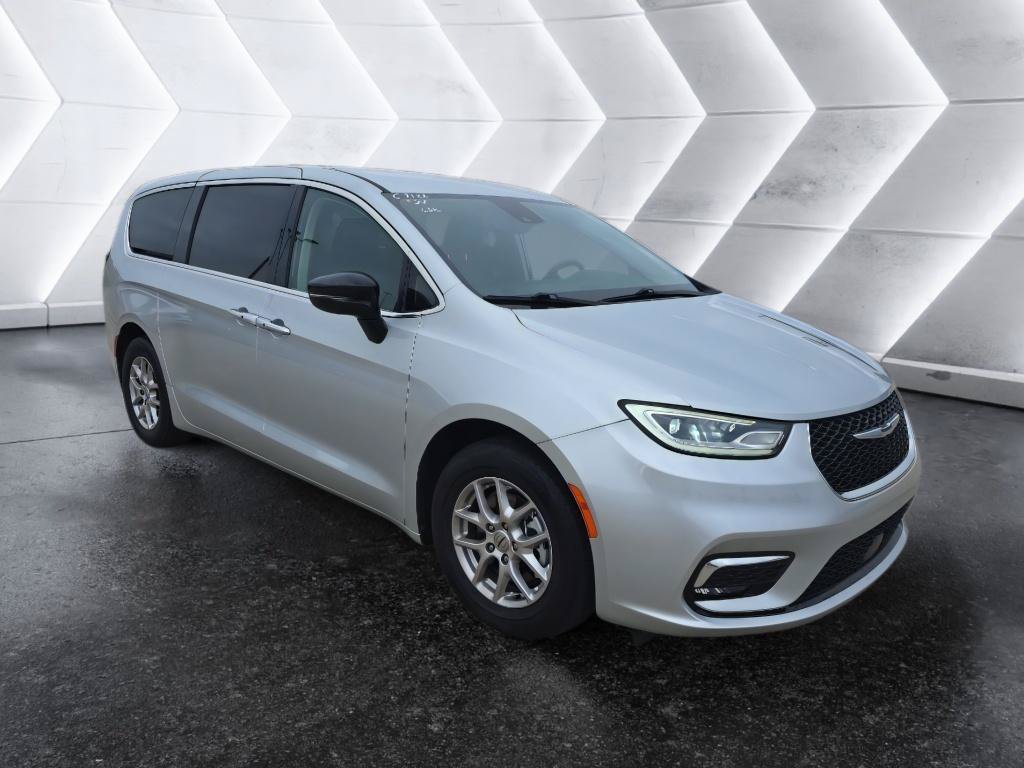 Used 2024 Chrysler Pacifica Touring-L FWD image 3