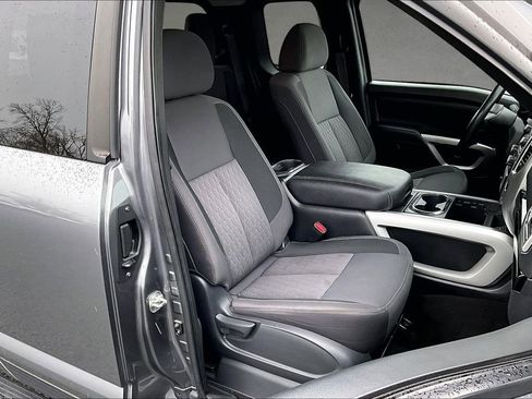 Used 2020 Nissan Titan SV w/ SV Convenience Package image 28