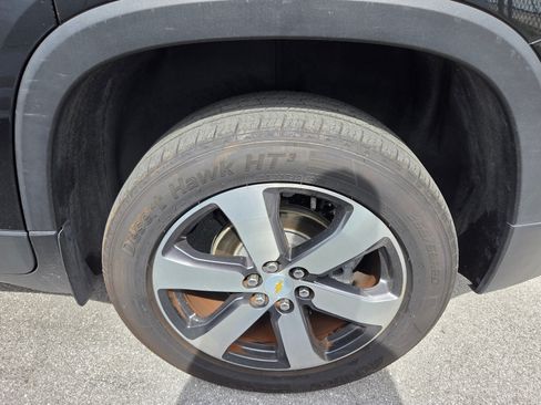 Used 2023 Chevrolet Traverse LT w/ LT Premium Package AWD/4WD image 19