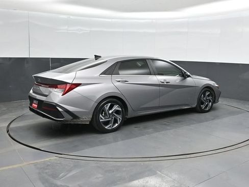 Used 2025 Hyundai Elantra Limited FWD image 3