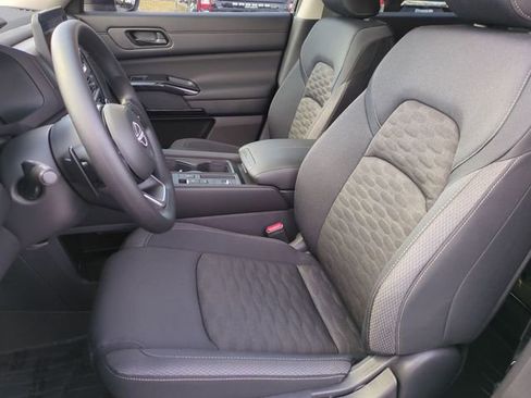 Used 2025 Nissan Pathfinder S image 11