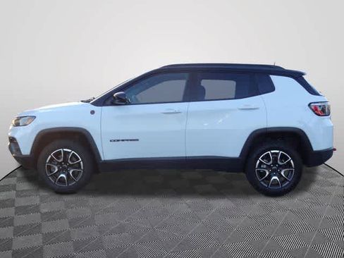 Used 2025 Jeep Compass Trailhawk AWD/4WD image 2