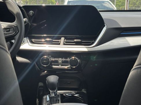 Used 2025 Chevrolet Trax LT FWD image 17