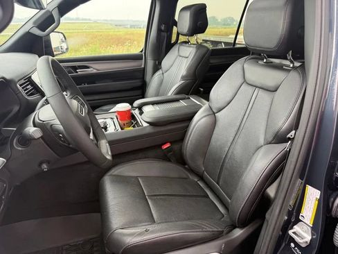 Used 2024 Jeep Wagoneer L Series II AWD/4WD image 12