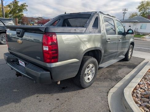 Used 2011 Chevrolet Avalanche LT image 4
