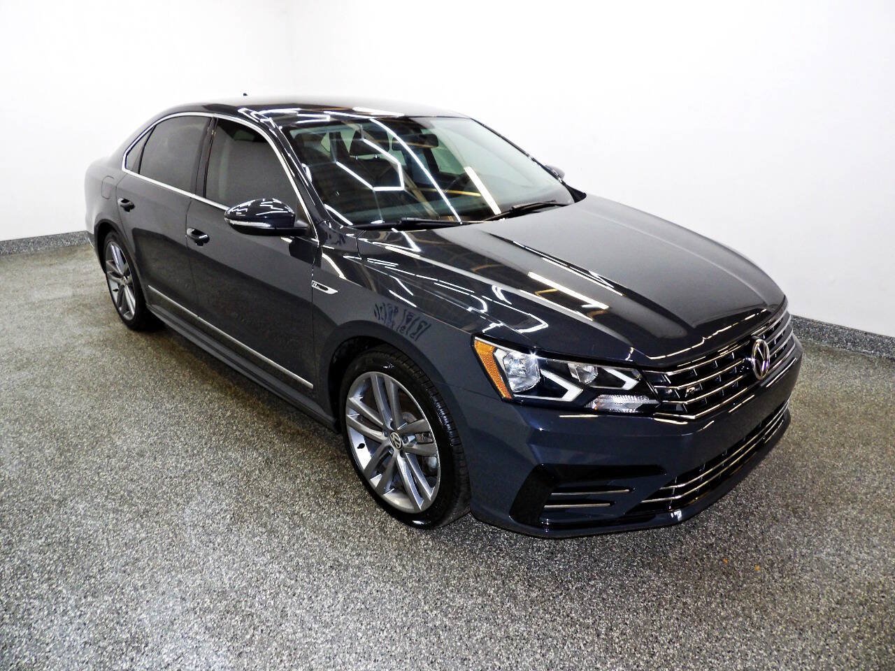 Used 2017 Volkswagen Passat 1.8T R-Line FWD image 3