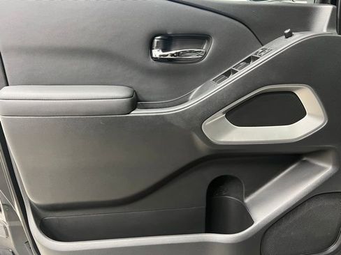 Used 2024 Nissan Frontier SV w/ Technology Package image 23