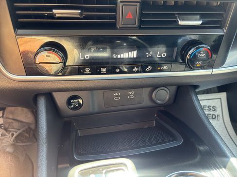 Used 2025 Nissan Rogue SV AWD/4WD image 17