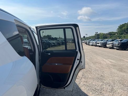 Used 2014 Jeep Compass Limited w/ Sun/Sound Group AWD/4WD image 32