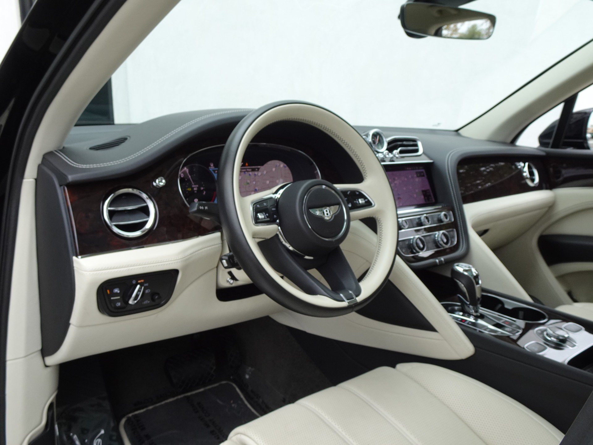 Used 2023 Bentley Bentayga Plug-In Hybrid AWD/4WD image 10