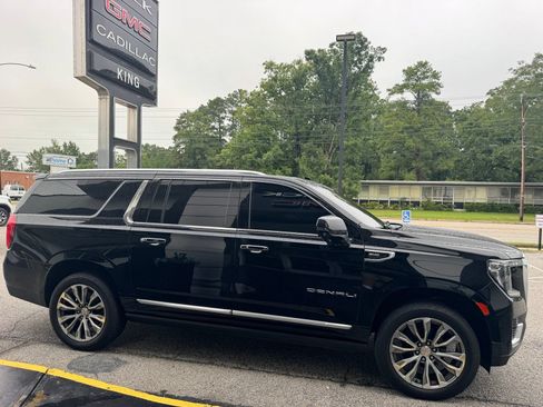 Used 2021 GMC Yukon XL Denali w/ Denali Premium Package AWD/4WD image 8