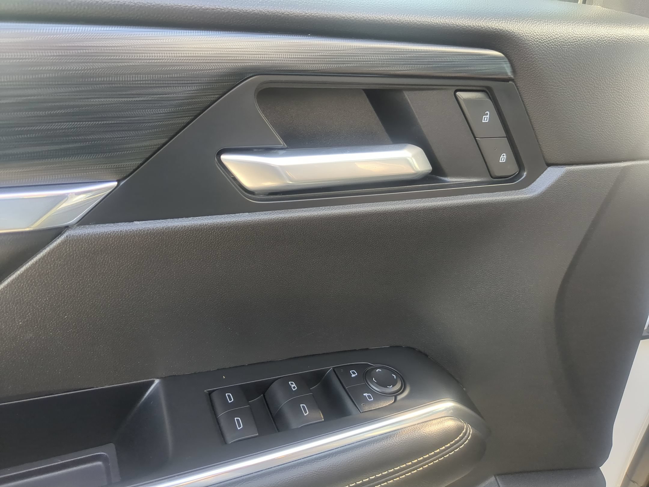 Used 2025 GMC Acadia Elevation w/ Elevation Premium Package FWD image 12