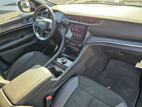 New 2025 Jeep Grand Cherokee L Altitude image 16