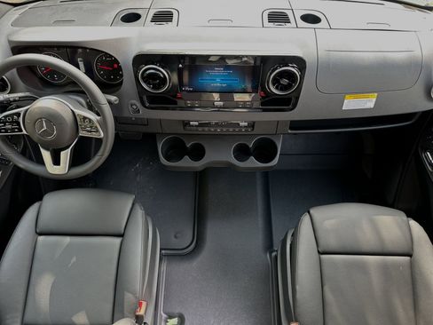 Used 2024 Mercedes-Benz Sprinter 2500 image 12