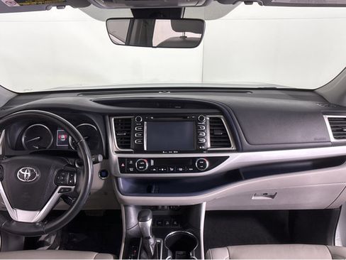 Used 2019 Toyota Highlander XLE image 4